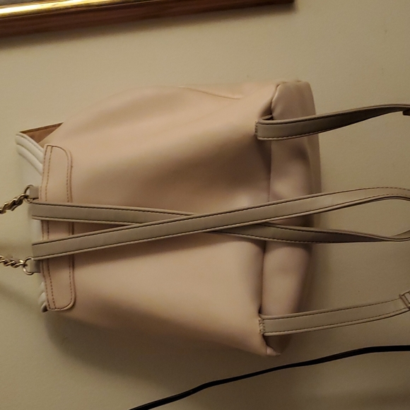 Guess backpack style purse carry all - Picture 4 of 4